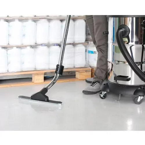 Aspirador Hiper Clean AA275 em uso em galpão industrial